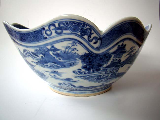 A fine early 19th century Chinese Export Porcelain Nanking Cut-Corner Bowl circa 1820
